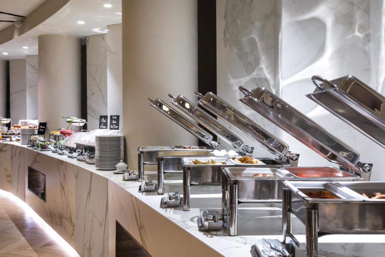 더 플라자 티라나 외부 사진 A buffet at a hotel