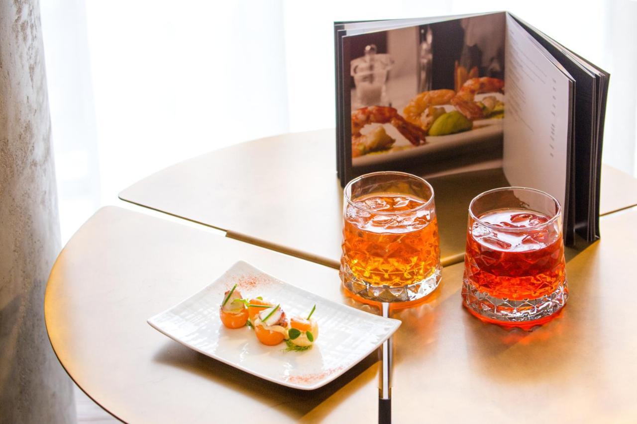 더 플라자 티라나 외부 사진 A cocktail book