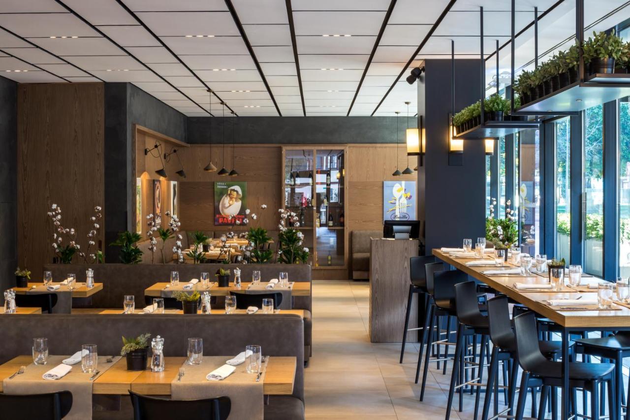 더 플라자 티라나 외부 사진 Restaurant in the Swiss pavilion