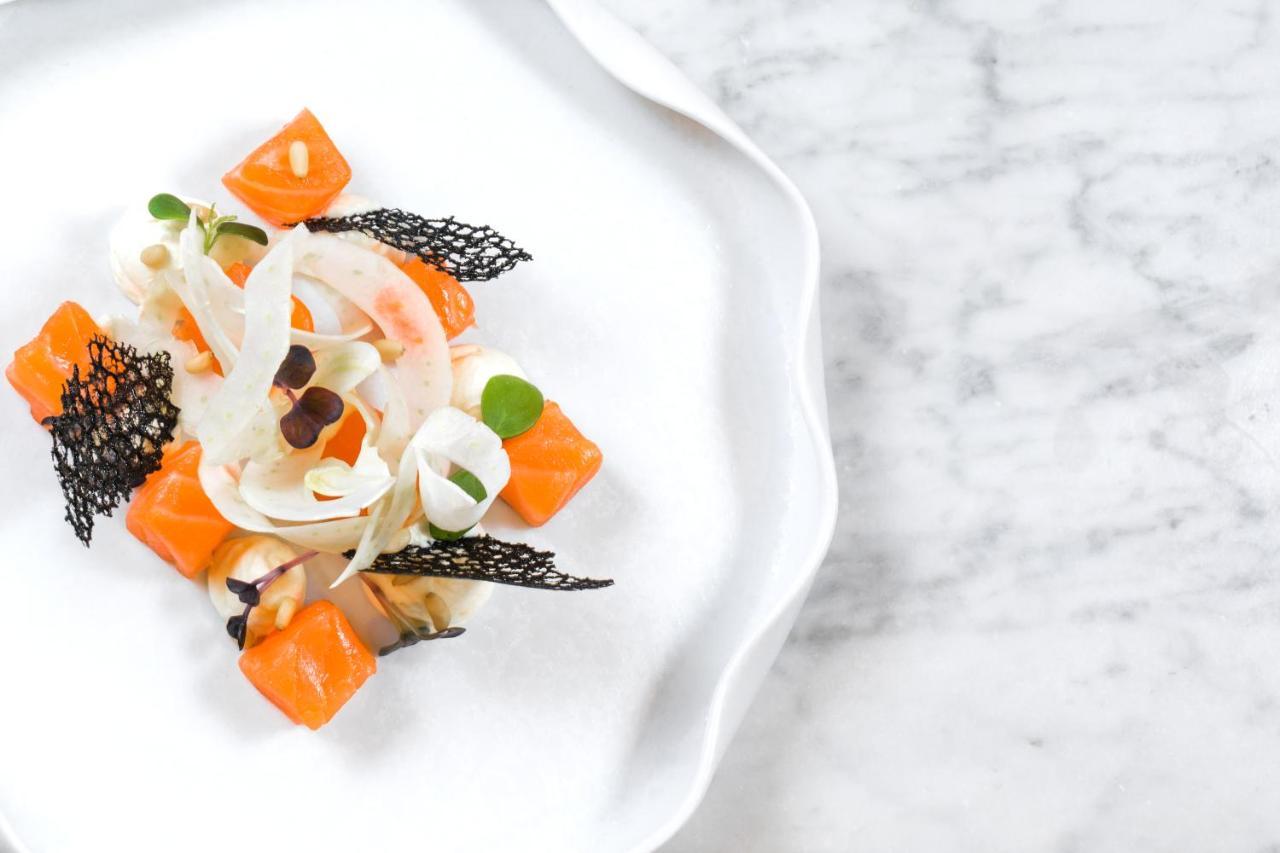 더 플라자 티라나 외부 사진 A salad prepared with the edible flowers of the Japanese anemone