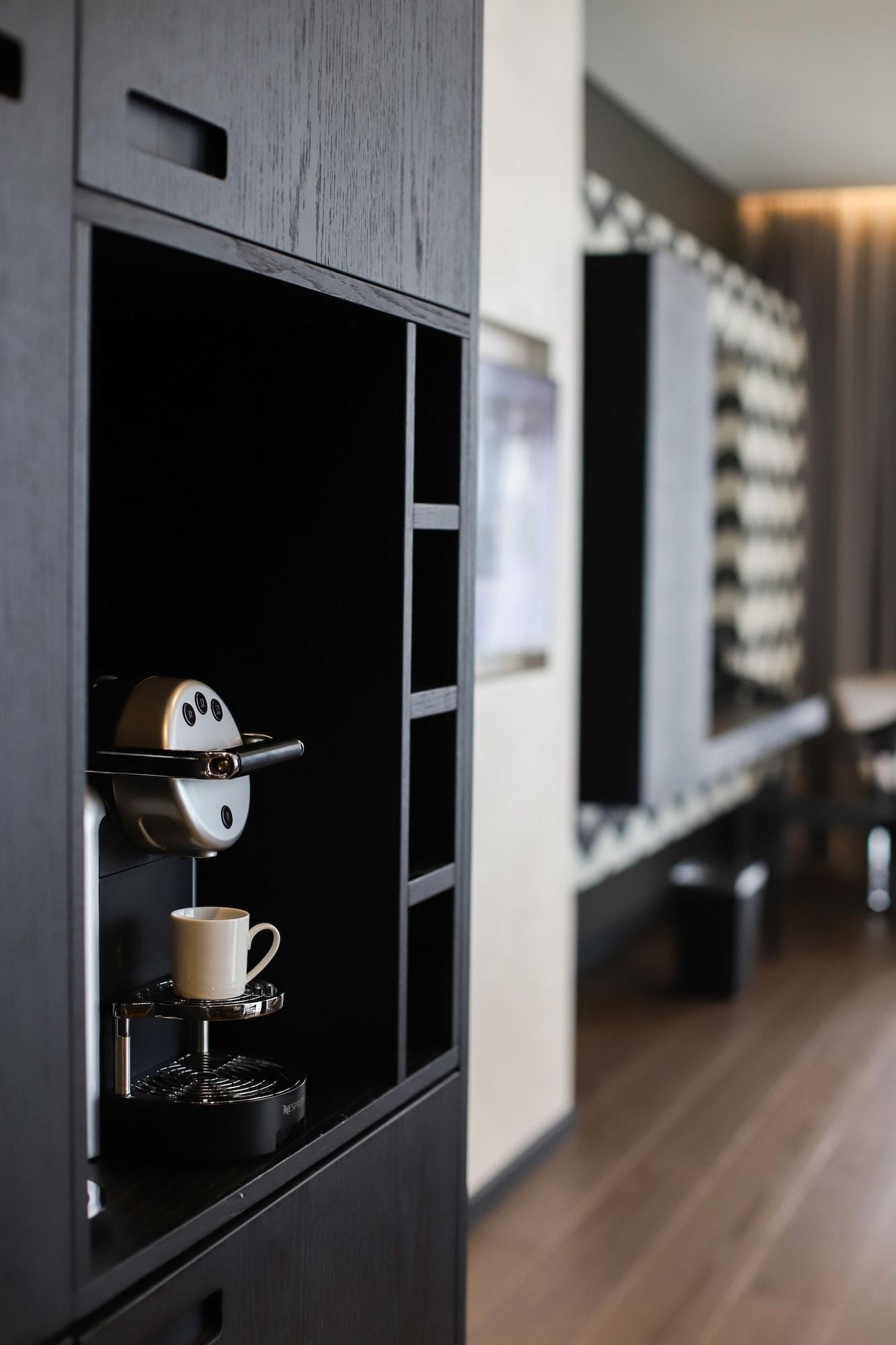 더 플라자 티라나 외부 사진 A Nespresso machine