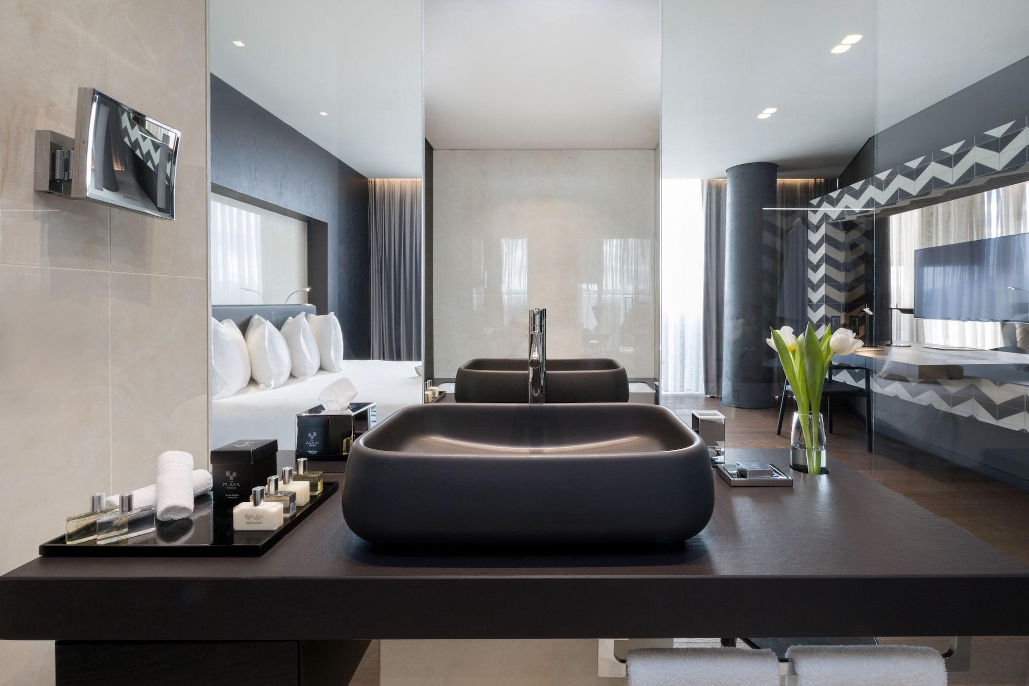 더 플라자 티라나 외부 사진 The bathroom of a suite at the Mandarin Oriental, Munich