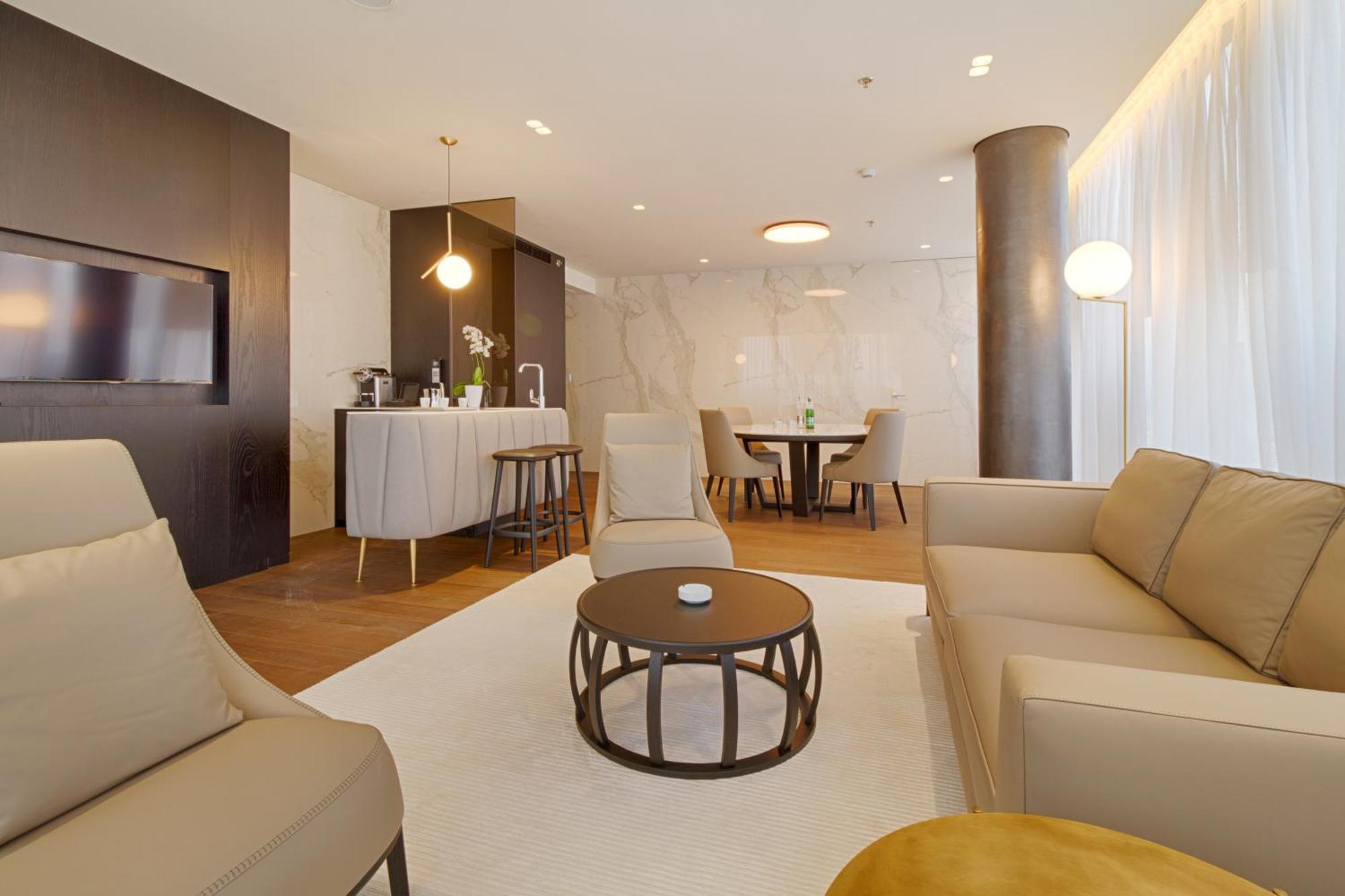 더 플라자 티라나 외부 사진 A living room in a serviced apartment in Frankfurt, Germany