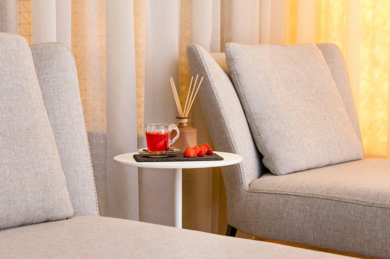 더 플라자 티라나 외부 사진 A reed diffuser