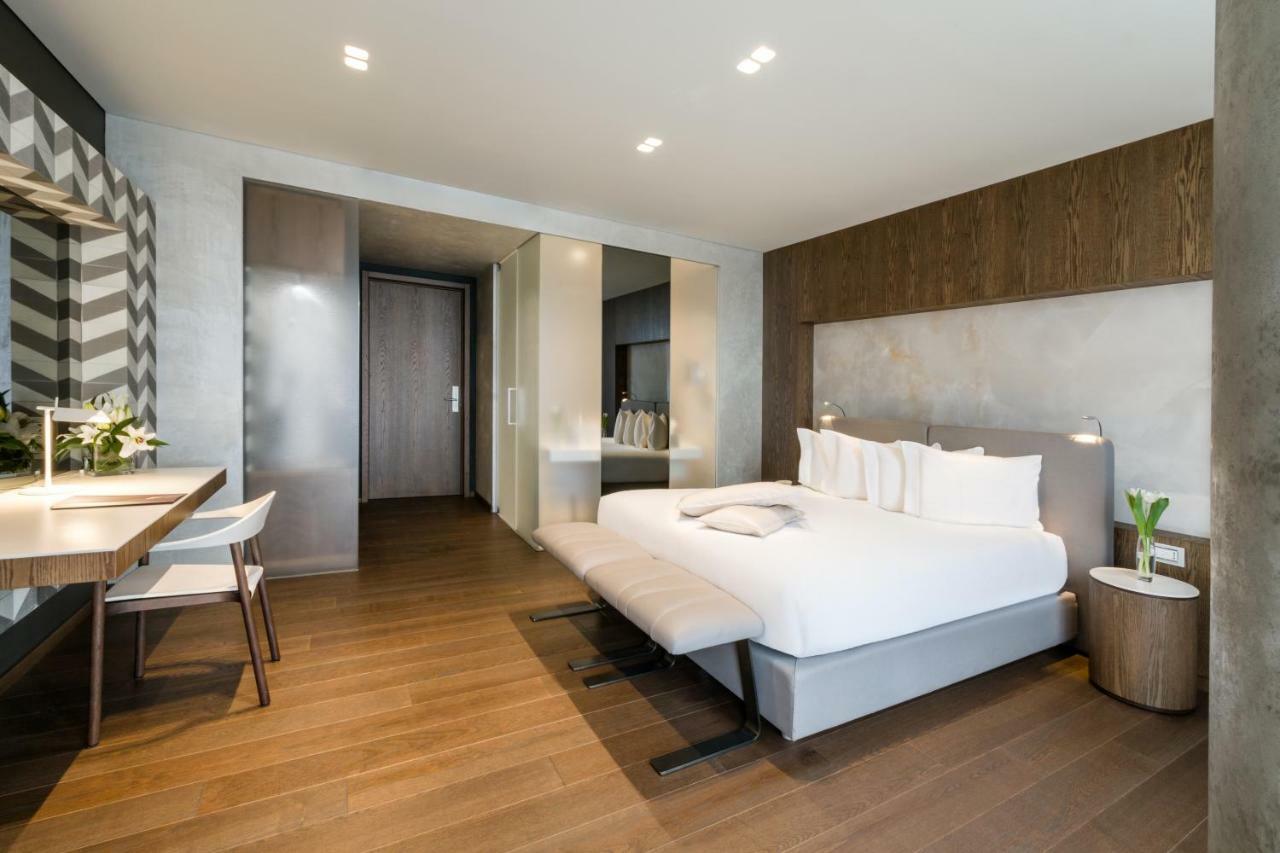 더 플라자 티라나 외부 사진 A bedroom at the hotel